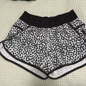 EUC Lululemon Tracker Short lll *4-way Stretch 6 Ace Spot Tranquil Blue Black